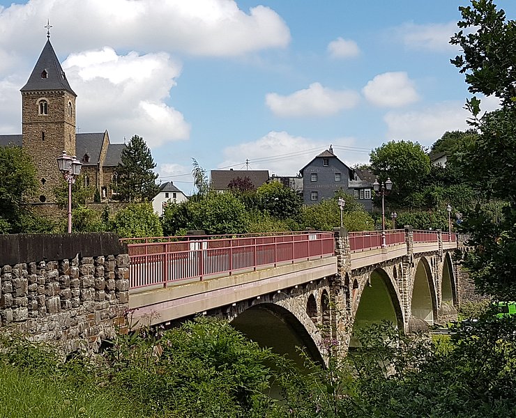 Start der Wanderung Ahrbrücke Hönningen