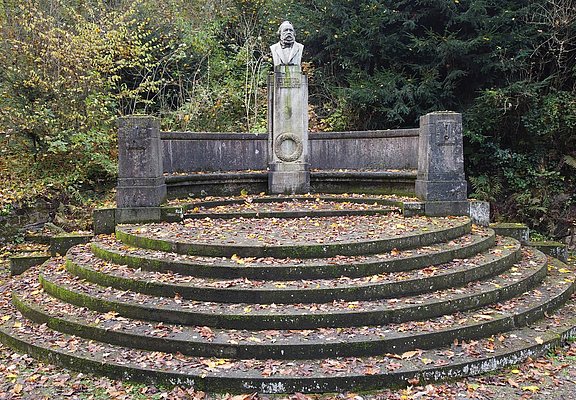 Das Freiligrath-Denkmal auf halbem Weg zum Rolandsbogen