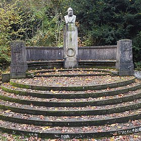 Das Freiligrath-Denkmal auf halbem Weg zum Rolandsbogen