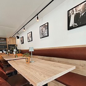 Gemütliches Ambiente im Weinrestaurant der Natur-Genuss-Tour in Dernau – perfekte Pause im Ahrtal.