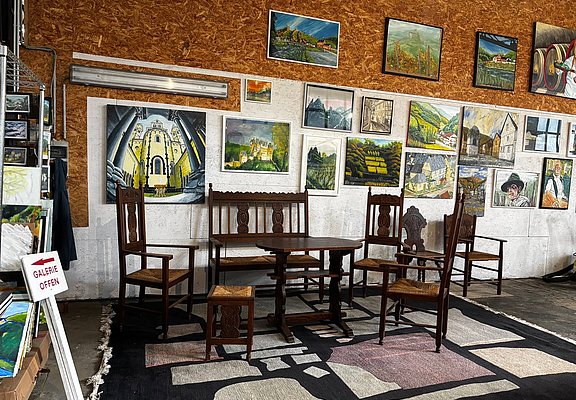 Atelier und Galerie Rhine-Art in Bad Neuenahr-Ahrweiler zeigt regionale Kunst in rustikalem Ambiente mit historischen Möbeln.