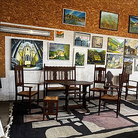 Atelier und Galerie Rhine-Art in Bad Neuenahr-Ahrweiler zeigt regionale Kunst in rustikalem Ambiente mit historischen Möbeln.