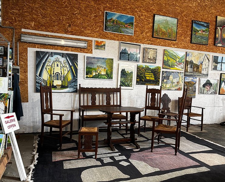 Atelier und Galerie Rhine-Art in Bad Neuenahr-Ahrweiler zeigt regionale Kunst in rustikalem Ambiente mit historischen Möbeln.