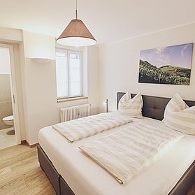 Schlafzimmer 2 mit separatem WC Wohnung Kastanie