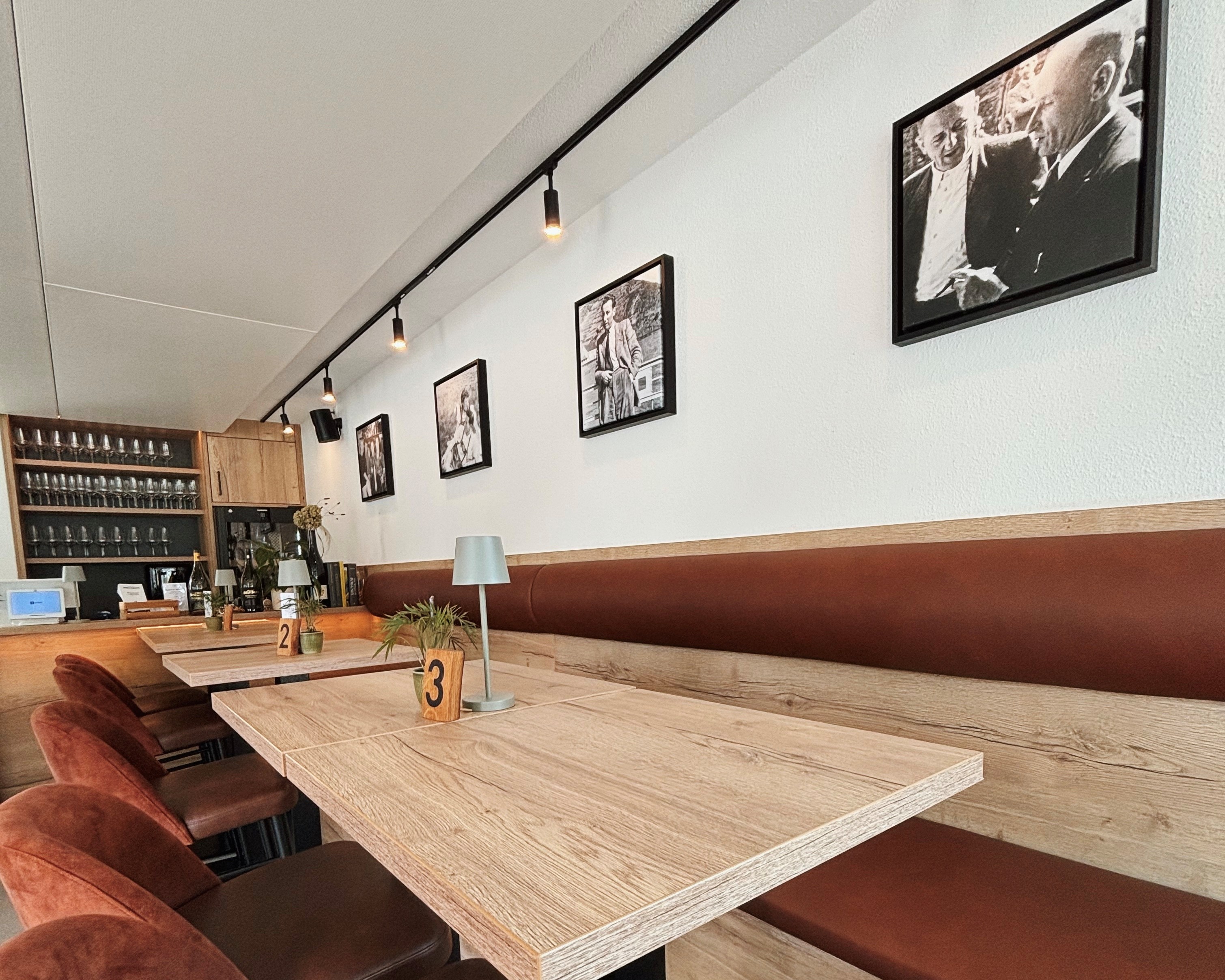 Gemütliches Ambiente im Weinrestaurant der Natur-Genuss-Tour in Dernau – perfekte Pause im Ahrtal.